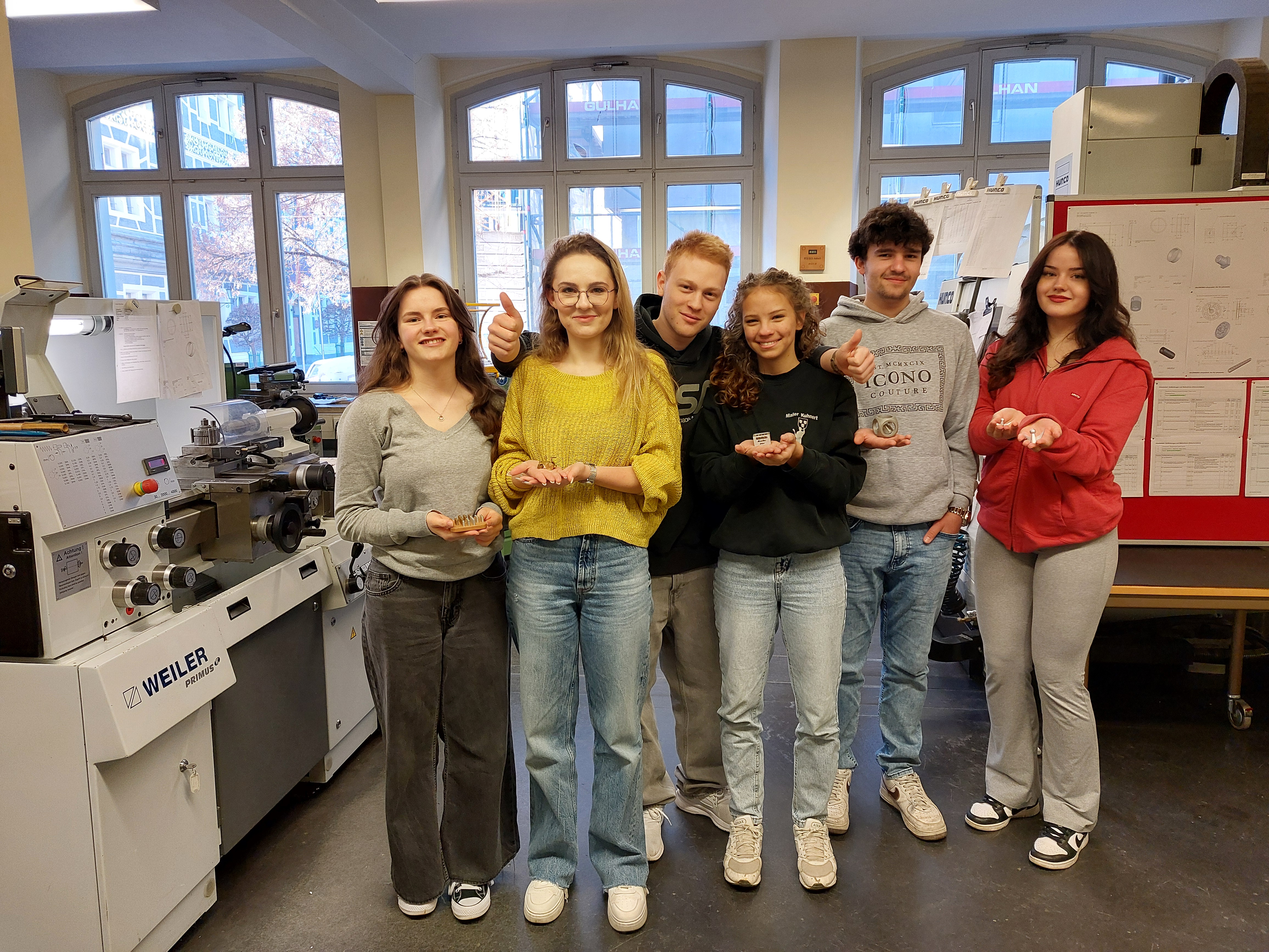 Sch&uuml;ler und Sch&uuml;lerinnen w&auml;hrend der Praktikumsphase in den Werkst&auml;tten (Technik). 