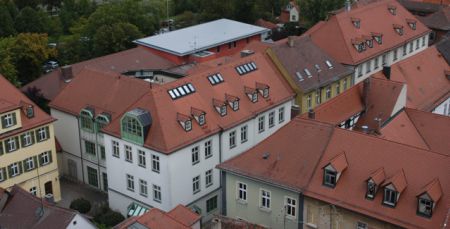 Ansicht des Schulgebäudes aus der Vogelperspektive