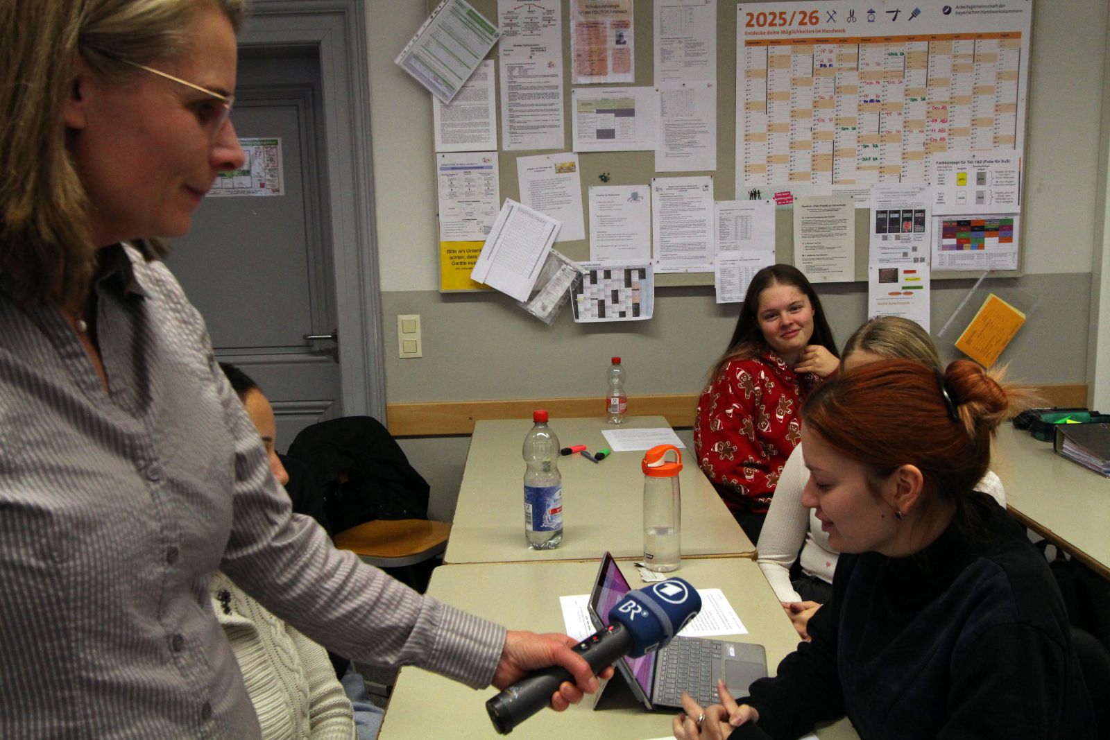  Nicole ist auf Sendung.